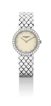 PATEK PHILIPPE. A FINE LADY'S 18K WHITE GOLD AND DIAMOND-SET BRACELET WATCH