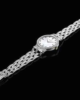 PATEK PHILIPPE. A FINE 18K WHITE GOLD, DIAMOND AND EMERALD-SET WRISTWATCH WITH BRACELET, MOTHER-OF-PEARL DIAL AND ORIGINAL CERTIFICATE