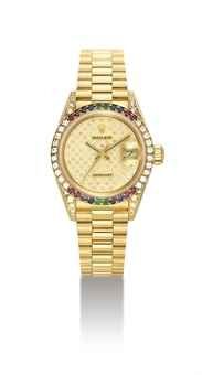ROLEX. A LADY'S FINE 18K GOLD, DIAMOND, RUBY, SAPPHIRE AND EMERALD-SET AUTOMATIC WRISTWATCH WITH SWEEP CENTRE SECONDS, DATE AND BRACELET