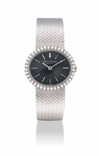 PATEK PHILIPPE. A FINE LADY/bb’/bbS 18K WHITE GOLD AND DIAMOND-SET OVAL BRACELET WATCH /bb /b