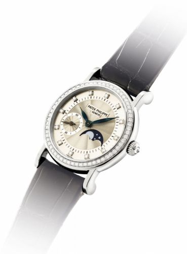 PATEK PHILIPPE. A LADY/bb’/bbS FINE 18K WHITE GOLD AND DIAMOND-SET WRISTWATCH WITH MOON PHASES/b