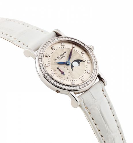 PATEK PHILIPPE. A LADY/bb’/bbS FINE 18K WHITE GOLD AND DIAMOND-SET WRISTWATCH WITH MOON PHASES/b