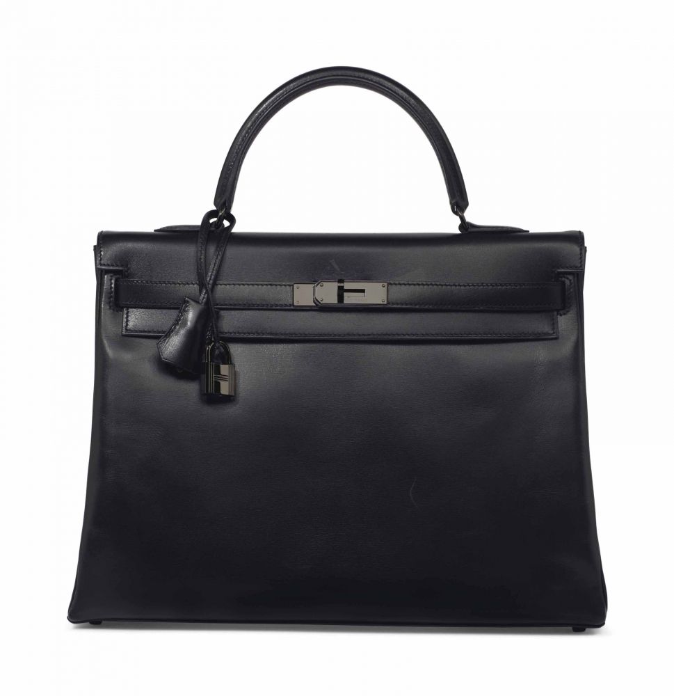 SAC KELLY SO BLACK RETOURNÉ 35 EN VEAU BOX NOIR, GARNITURE EN MÉTAL PLAQUÉ NOIR, ÉDITION LIMITÉE