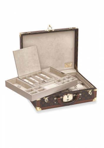 LOUIS VUITTON. A FINE VINTAGE SUITCASE MODIFIED AS GENTLEMAN ACCESSORIES AND WATCH STORAGE WITH, WATCH HOLDER, CUSTOMIZED BY BERNARDINI LUXURY VINTAGE. CUSTOMISED INTERIOR CIRCA 2017. LUGGAGE CIRCA 1970/bb