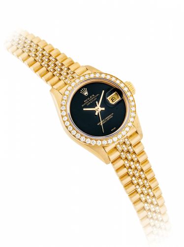 ROLEX. A LADY'S 18K GOLD AND DIAMOND-SET AUTOMATIC WRISTWATCH WITH SWEEP CENTRE SECONDS, DATE, BRACELET AND ONYX DIAL