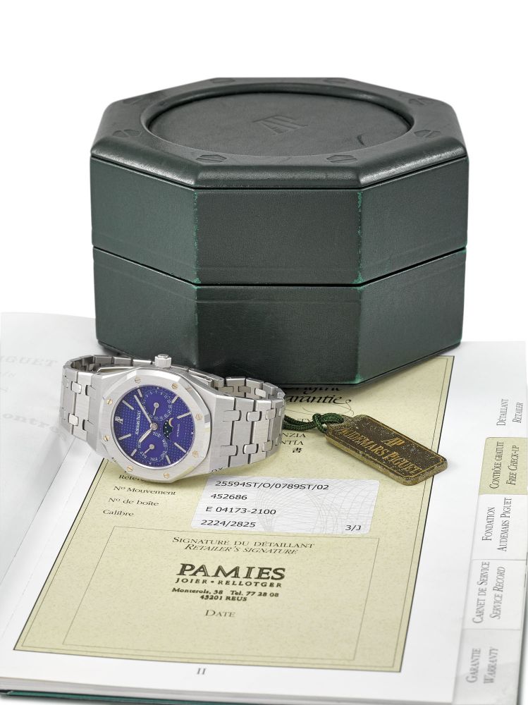 AUDEMARS PIGUET. AN ATTRACTIVE STAINLESS STEEL AUTOMATIC WRISTWATCH WITH SWEEP CENTRE SECONDS, DAY, DATE, MOON PHASES, BLUE DIAL, ORIGINAL GUARANTEE AND BOX