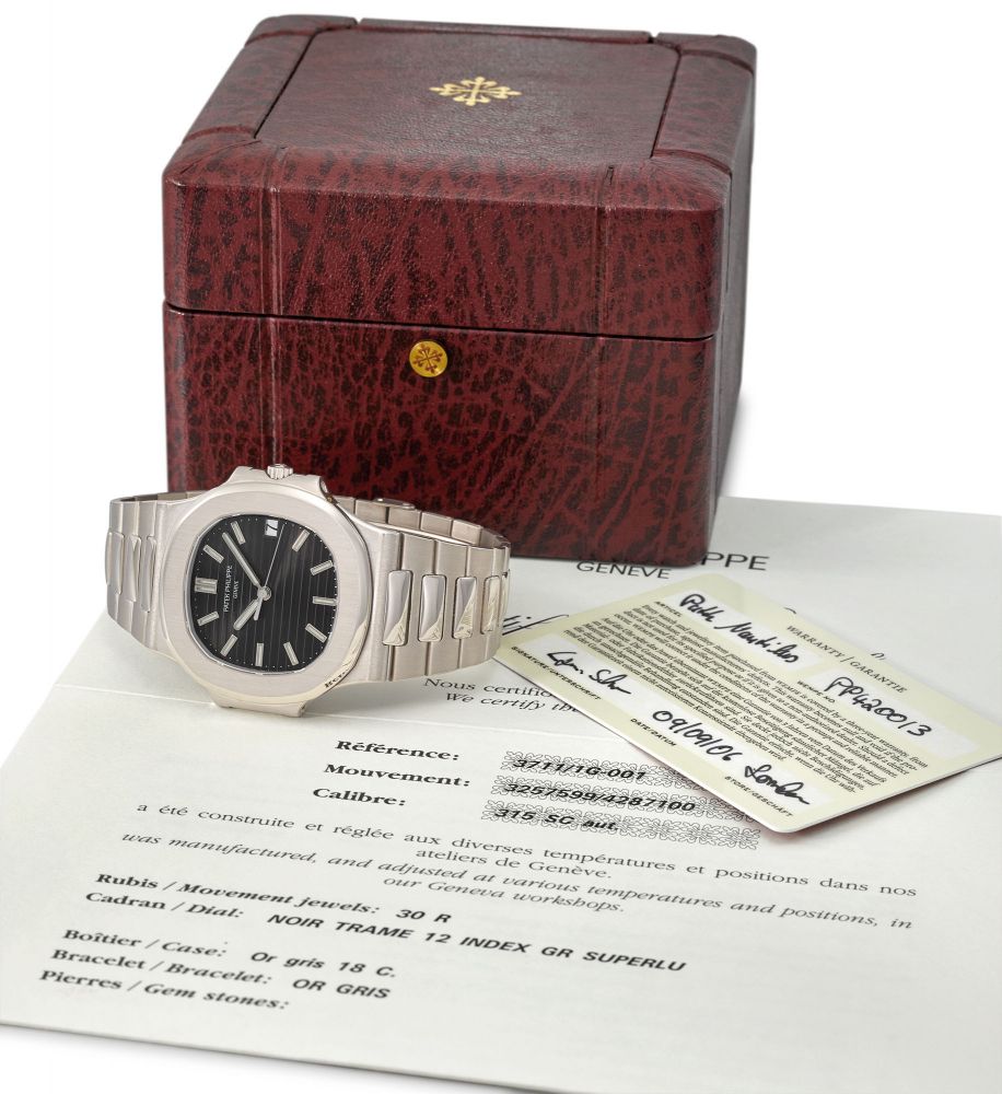 PATEK PHILIPPE. A VERY RARE AND ATTRACTIVE 18K WHITE GOLD AUTOMATIC WRISTWATCH WITH SWEEP CENTRE SECONDS, DATE, BRACELET, CERTIFICATE OF ORIGIN AND BOX