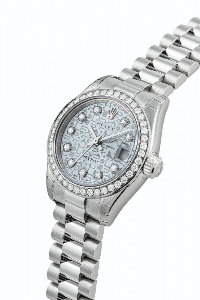 ROLEX. A LADY’S PLATINUM AND DIAMOND-SET AUTOMATIC WRISTWATCH WITH SWEEP CENTRE SECONDS, DATE AND BRACELET