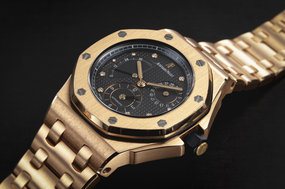 AUDEMARS PIGUET, ROYAL OAK OFFSHORE HONG KONG EDITION REF. 25970OR, A LIMITED EDITION GOLD DUAL-TIME WRISTWATCH - CASE