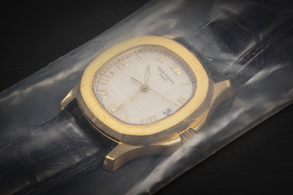 PATEK PHILIPPE, AQUANAUT REF. 5060SJ, A ‘FACTORY-SEALED’ YELLOW GOLD WRISTWATCH - CASE