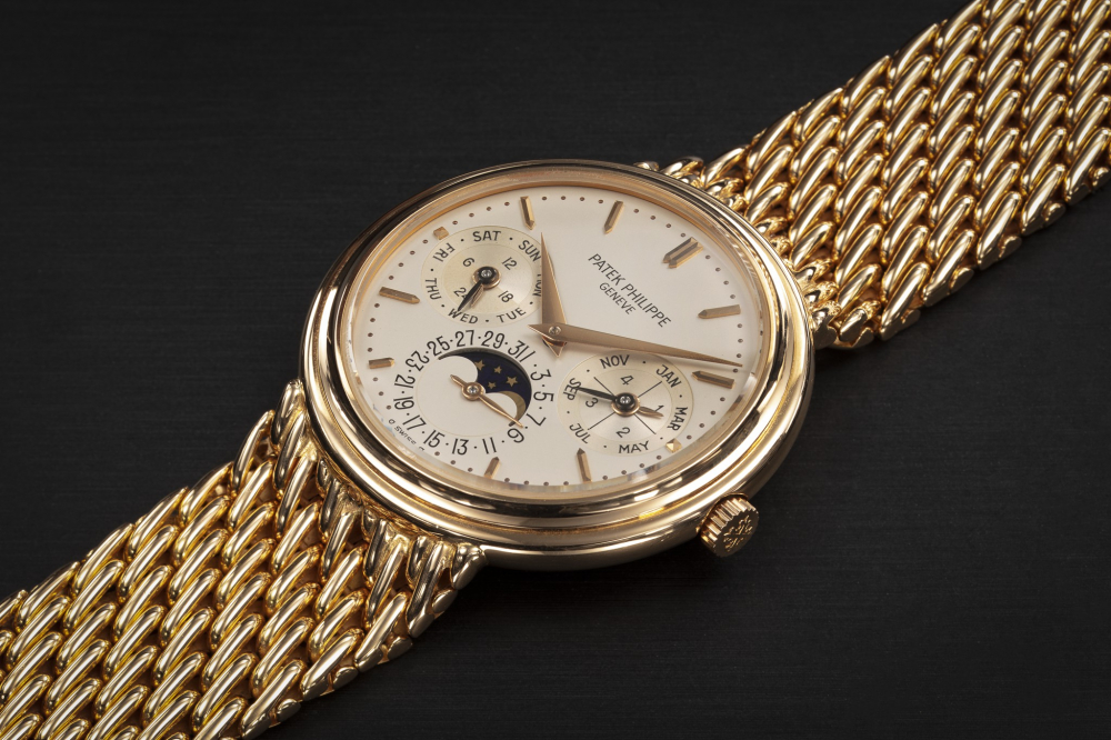 PATEK PHILIPPE, REF. 3945/1, A GOLD AUTOMATIC PERPETUAL CALENDAR WRISTWATCH WITH INTEGRATED BRACELET - CASE