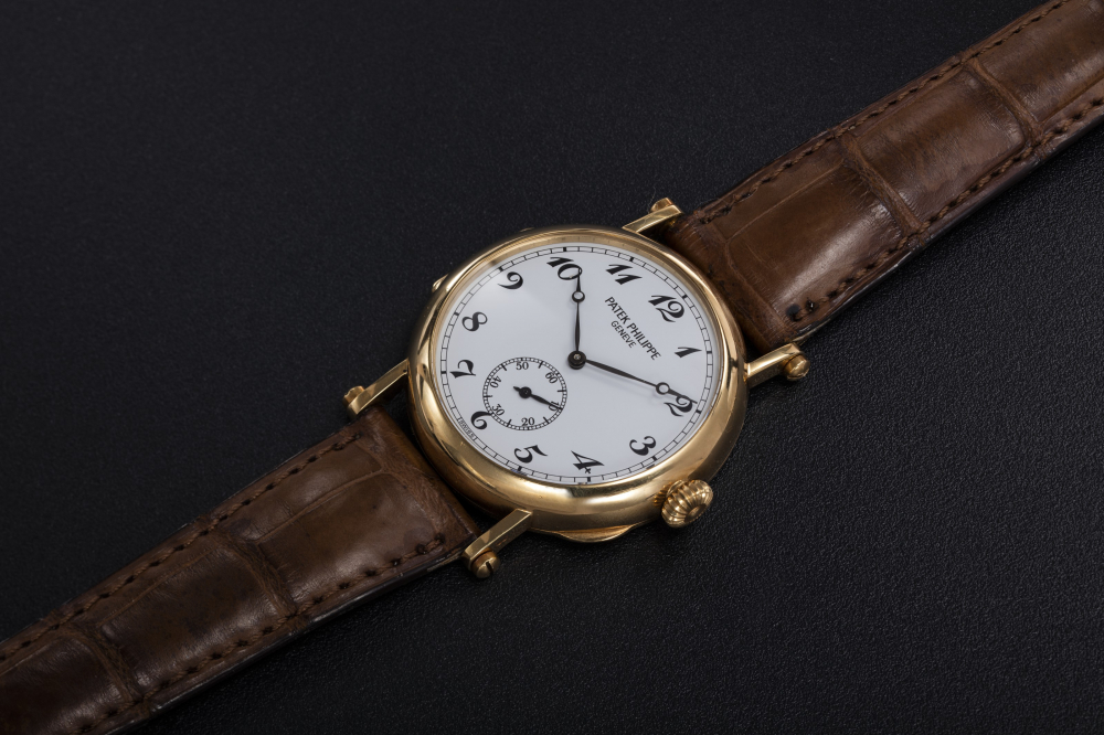 PATEK PHILIPPE, REF. 3960J, A GOLD MANUAL-WINDING WRISTWATCH WITH OFFICER CASEBACK TO MARK THE BRAND’S 150th ANNIVERSARY - CASE