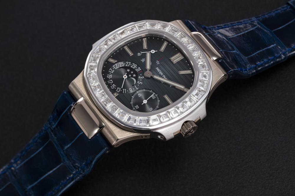 PATEK PHILIPPE, REF. 5722G-001, A GOLD NAUTILUS MOON-PHASE WITH CALENDAR - CASE
