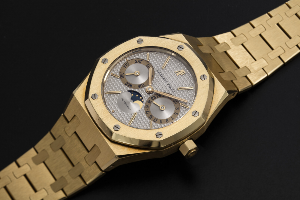 AUDEMARS PIGUET, A GOLD ROYAL OAK DAY-DATE WITH MOON-PHASE, REF. 25594BA - CASE