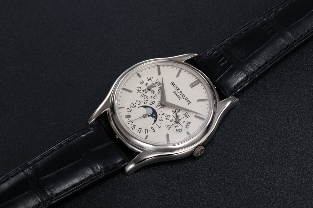 PATEK PHILIPPE, A GOLD PERPETUAL CALENDAR WITH MOON-PHASE, REF. 5140G - CASE