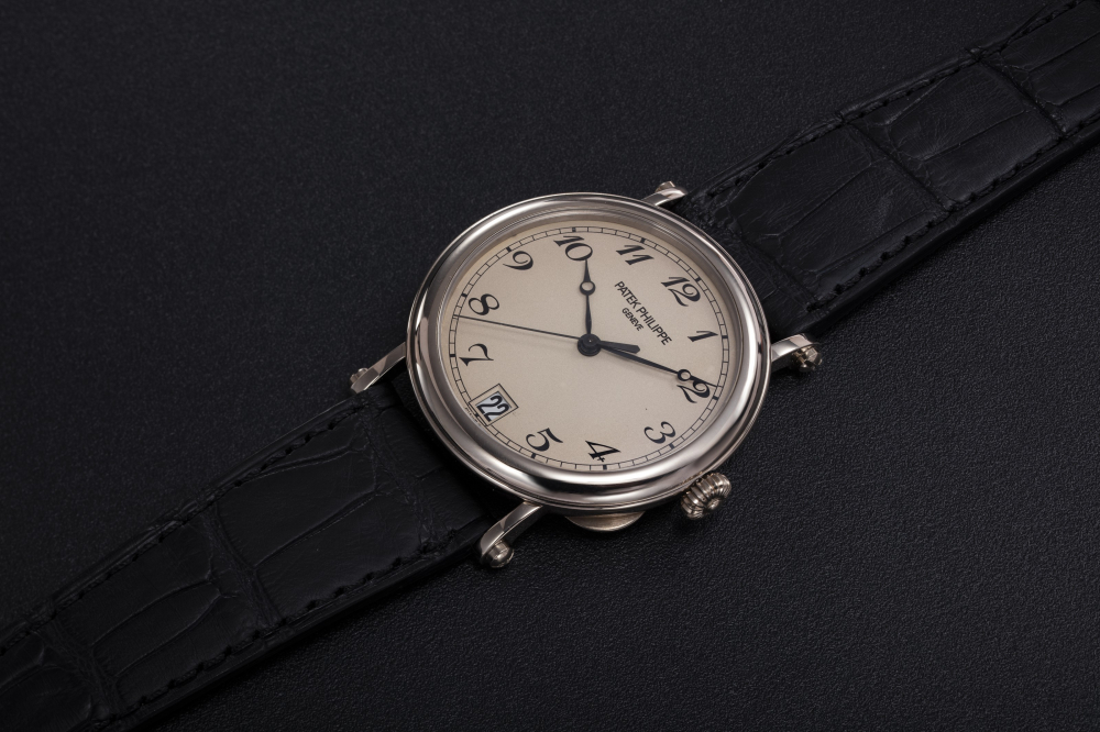 PATEK PHILIPPE, A GOLD CALATRAVA WRISTWATCH WITH “OFFICER’S CASEBACK”, REF. 5053G-001 - CASE