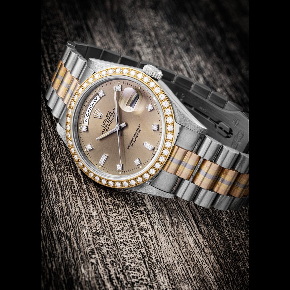 ROLEX. AN 18K THREE-COLOURED GOLD AND DIAMOND-SET AUTOMATIC WRISTWATCH WITH SWEEP CENTRE SECONDS DAY DATE AND BRACELET