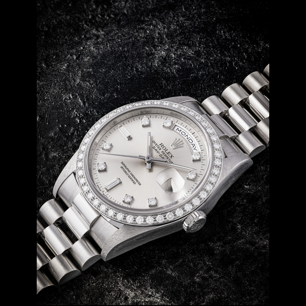 ROLEX. A PLATINUM AND DIAMOND-SET AUTOMATIC WRISTWATCH WITH SWEEP CENTRE SECONDS DAY DATE AND BRACELET