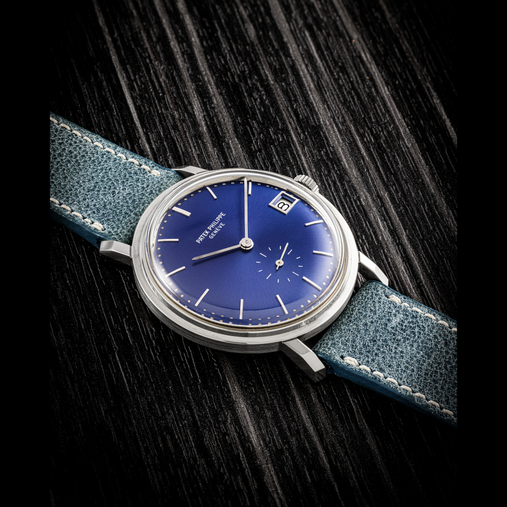 PATEK PHILIPPE. A RARE 18K WHITE GOLD AUTOMATIC WRISTWATCH WITH DATE AND BLUE DIAL