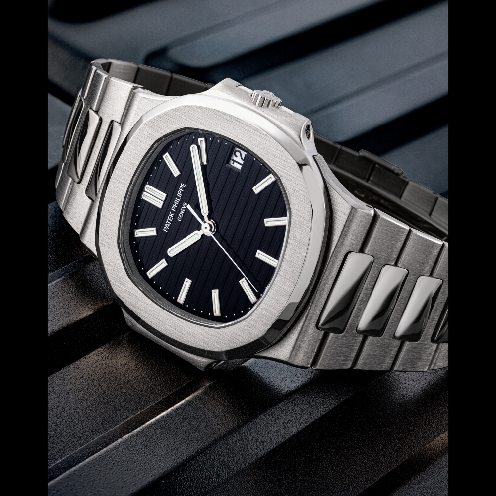 PATEK PHILIPPE. A RARE 18K WHITE GOLD AUTOMATIC WRISTWATCH WITH SWEEP CENTRE SECONDS DATE AND BRACELET