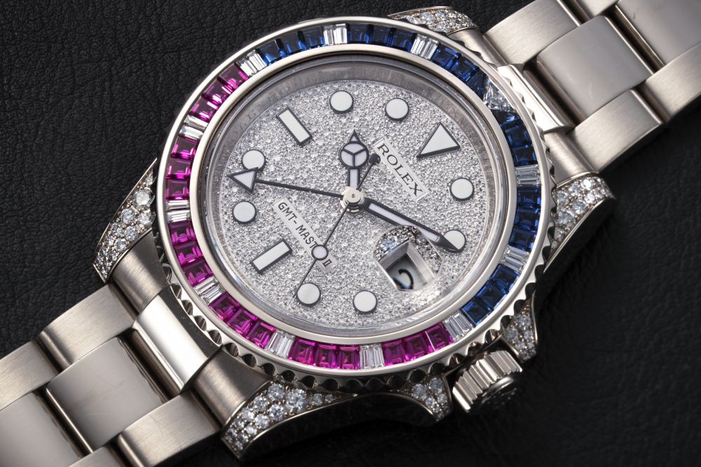 ROLEX, GMT-MASTER II REF. 116759SARU, A GOLD, DIAMOND, RUBY AND SAPPHIRE-SET DUAL TIME WRISTWATCH - CASE