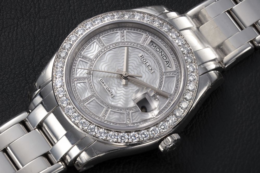 ROLEX, DAY DATE REF. 18946, A PLATINUM AND DIAMOND-SET WRISTWATCH WITH MOTHER OF PEARL DIAL - CASE