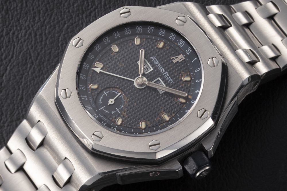 AUDEMARS PIGUET, ROYAL OAK REF. 25807ST, A STEEL AUTOMATIC ANNUAL CALENDAR WRISTWATCH - CASE