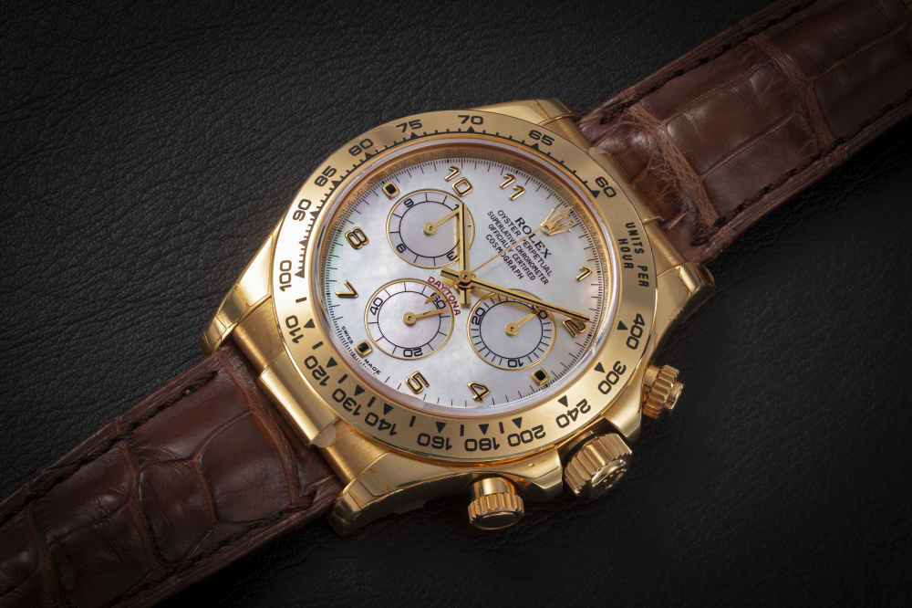 ROLEX, DAYTONA REF. 116518, A GOLD AUTOMATIC DAYTONA WITH MOTHER-OF-PEARL DIAL - CASE