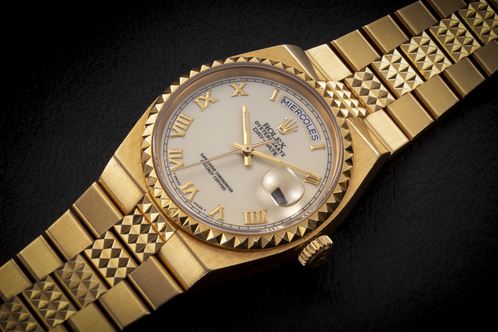 ROLEX, OYSTERQUARTZ DAY-DATE REF. 19028 ‘PYRAMID’, A GOLD WRISTWATCH WITH HOBNAIL PATTERN BEZEL AND LINKS - CASE