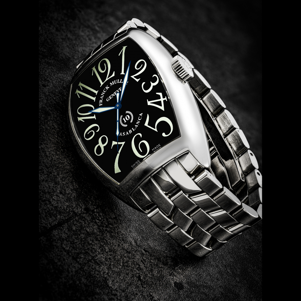 FRANCK MULLER. A LARGE STAINLESS STEEL TONNEAU-SHAPED AUTOMATIC WRISTWATCH WITH SWEEP CENTRE SECONDS AND BRACELET