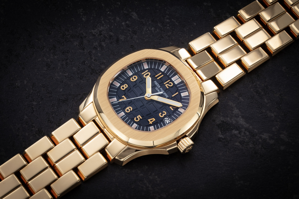 PATEK PHILIPPE, AQUANAUT REF. 5066/1J, AN ATTRACTIVE GOLD AUTOMATIC WRISTWATCH WITH GOLD BRACELET - CASE