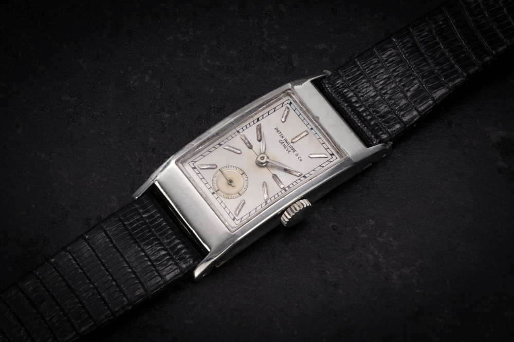 PATEK PHILIPPE, REF. 425 ‘TEGOLINO’, A RARE PLATINUM RECTANGULAR MANUAL-WINDING WRISTWATCH - CASE