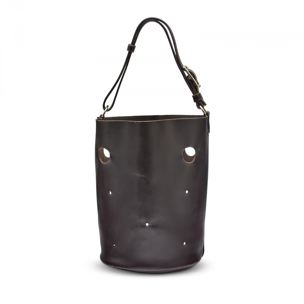 AN ÉBÈNE SWIFT LEATHER SAC MANGEOIRE WITH GOLD HARDWARE - HERMÈS