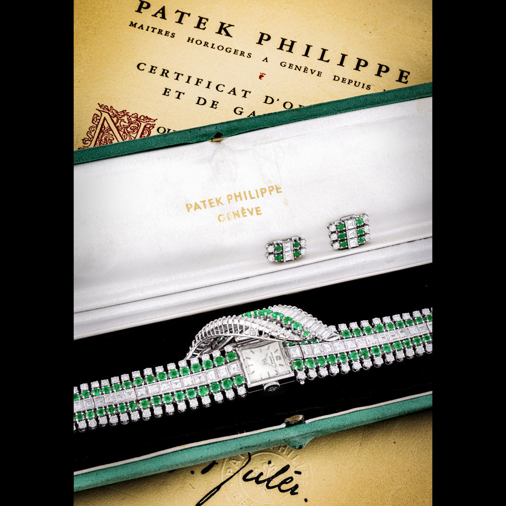 PATEK PHILIPPE. AN EXCEPTIONAL AND EXTREMELY RARE PLATINUM, DIAMOND AND EMERALD-SET BRACELET WATCH
