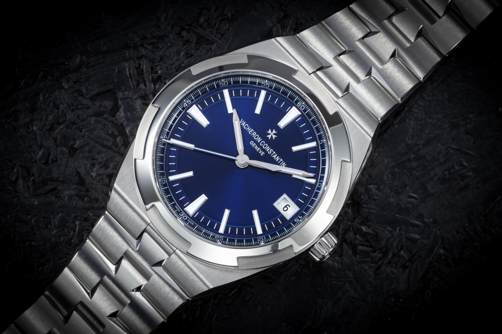 VACHERON CONSTANTIN, OVERSEAS REF. 4500V/110A-B128, A FINE STEEL AUTOMATIC WRISTWATCH WITH BRACELET 