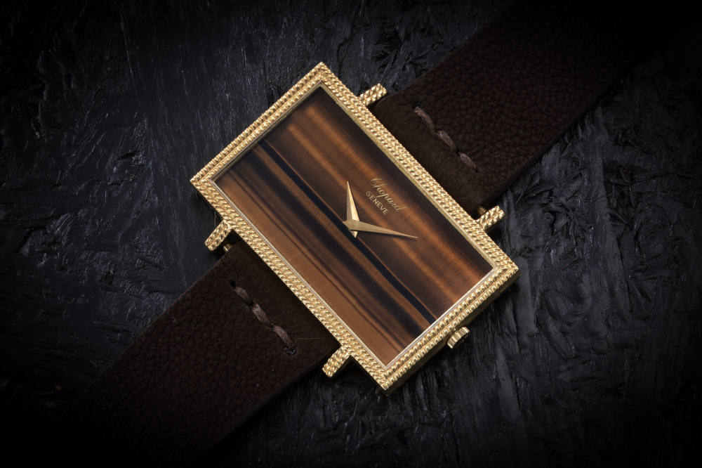 CHOPARD, AN ATTRACTIVE RECTANGULAR GOLD MANUAL-WINDING WRISTWATCH WITH TIGER’S EYE DIAL