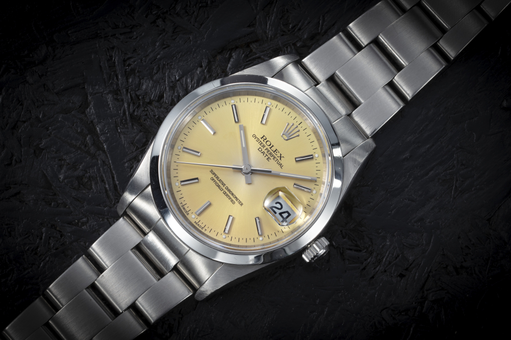 ROLEX, OYSTER PERPETUAL DATE REF. 15200, AN ATTRACTIVE STAINLESS STEEL AUTOMATIC WRISTWATCH WITH ‘LEMON’ DIAL