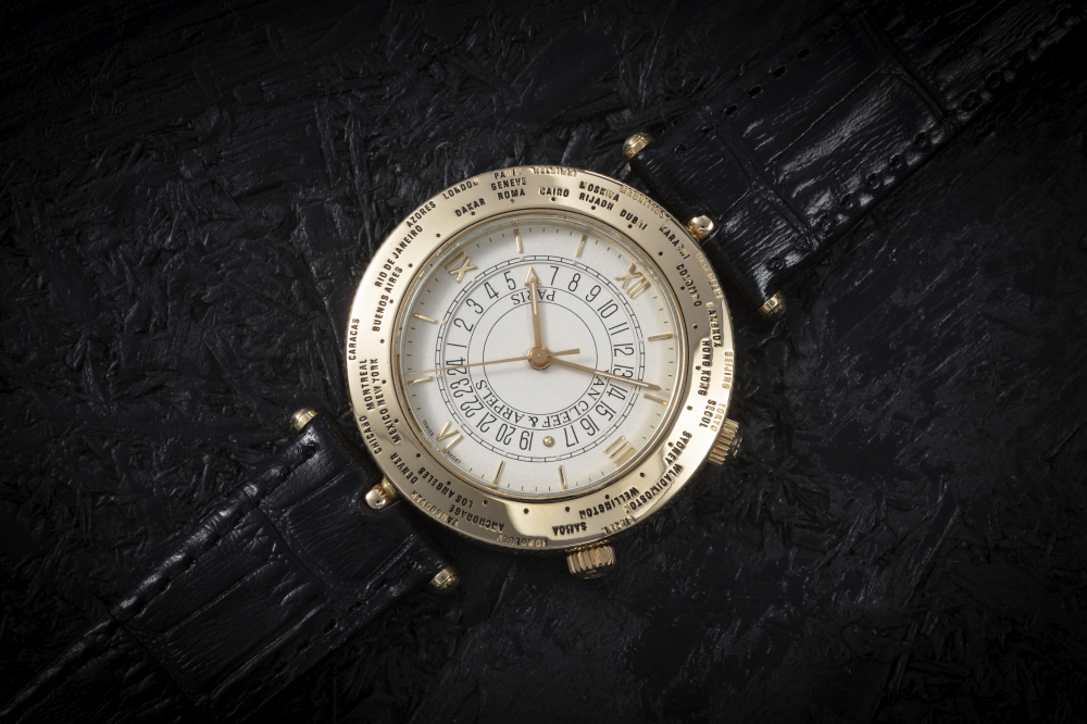 VAN CLEEF ARPELS, TRAVELLER, AN 18K GOLD WORLD TIME WRISTWATCH WITH ALARM