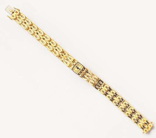PIAGET. A LADY'S 18K GOLD CUSHION-SHAPED WRISTWATCH WITH BRACELET
