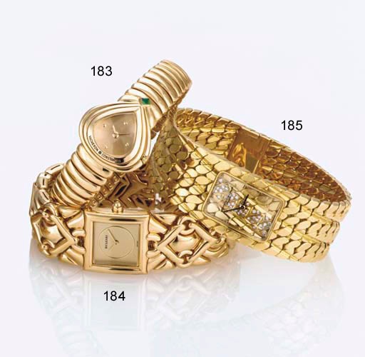 BULGARI. A LADY'S 18K GOLD SQUARE BRACELET WATCH
