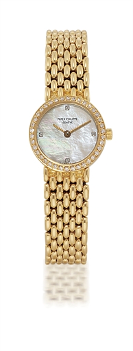 PATEK PHILIPPE, REF. 4707/11.LADY'S YELLOW GOLD AND DIAMOND-SET QUARTZ BRACELET WATCH WITH MOTHER-OF-PEARL DIAL