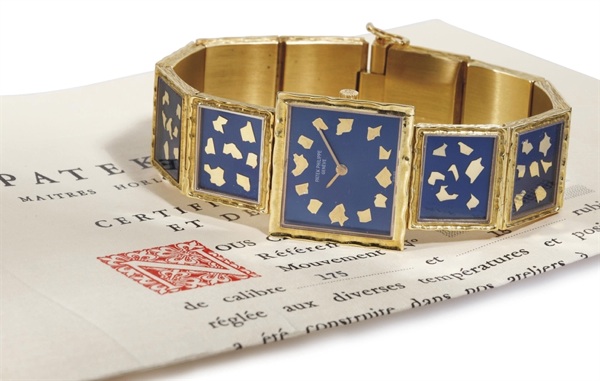 PATEK PHILIPPE. A RARE AND UNUSUAL 18K GOLD RECTANGULAR BRACELET WATCH WITH BLUE GOLD DIAL AND ORIGINAL CERTIFICATE OF ORIGIN