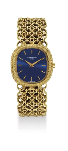 PATEK PHILIPPE. A LADY'S 18K GOLD CUSHION-SHAPED WRISTWATCH WITH BRACELET