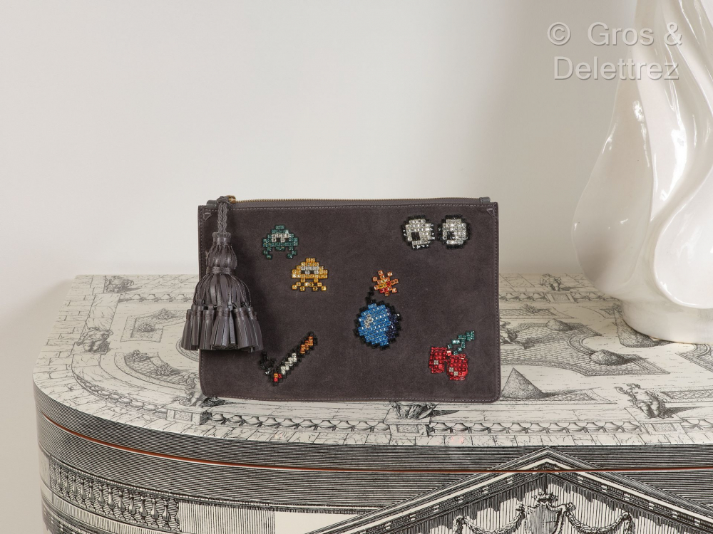 Anya HINDMARCH - Pochette 30cm en veau velours... - Lot 119 - Gros Delettrez