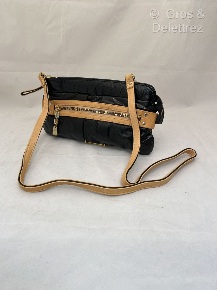SEE BY CHLOE Sac pochette en cuir vernis... - Lot 150 - Gros Delettrez