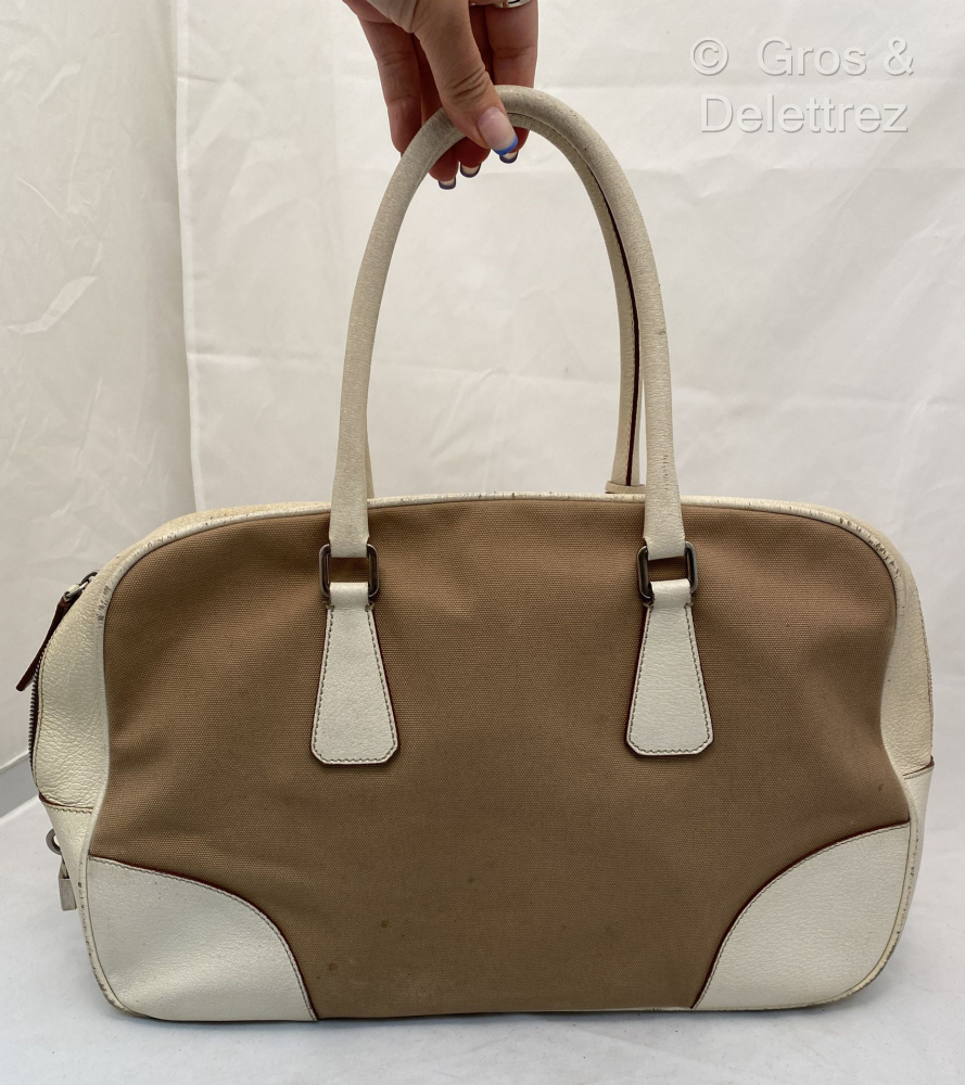 PRADA Grand sac 39cm en toile et cuir beige,... - Lot 152 - Gros Delettrez