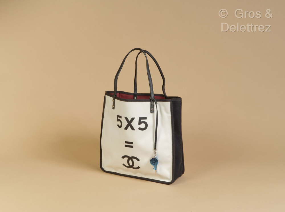 CHANEL - Sac cabas en toile blanche et noir,... - Lot 130 - Gros Delettrez