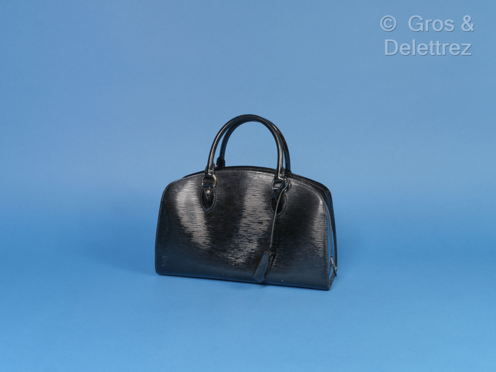 Louis VUITTON Sac "Pont Neuf" 35cm en cuir... - Lot 100 - Gros Delettrez