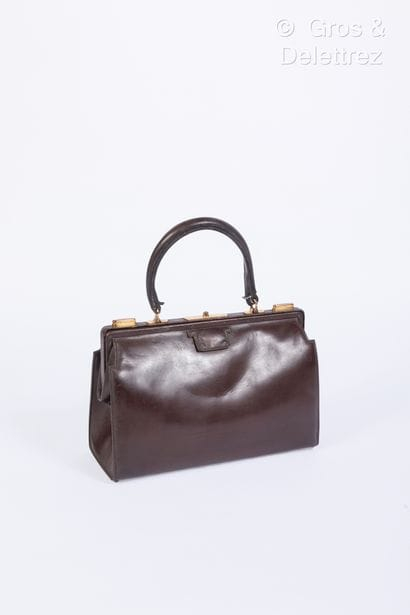 HERMES Paris - Sac "404" 28cm en box café, attaches et fermo - Lot 30