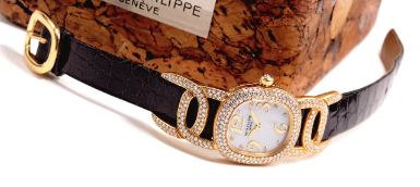 PATEK PHILIPPE - A LADY'S 18K YELLOW GOLD DIAMOND-SET WRISTWATCH WITH MOTHER OF PEARL DIAL 1996 REF 4832 ELLIPSE MVT 1966476 CASE 4025723